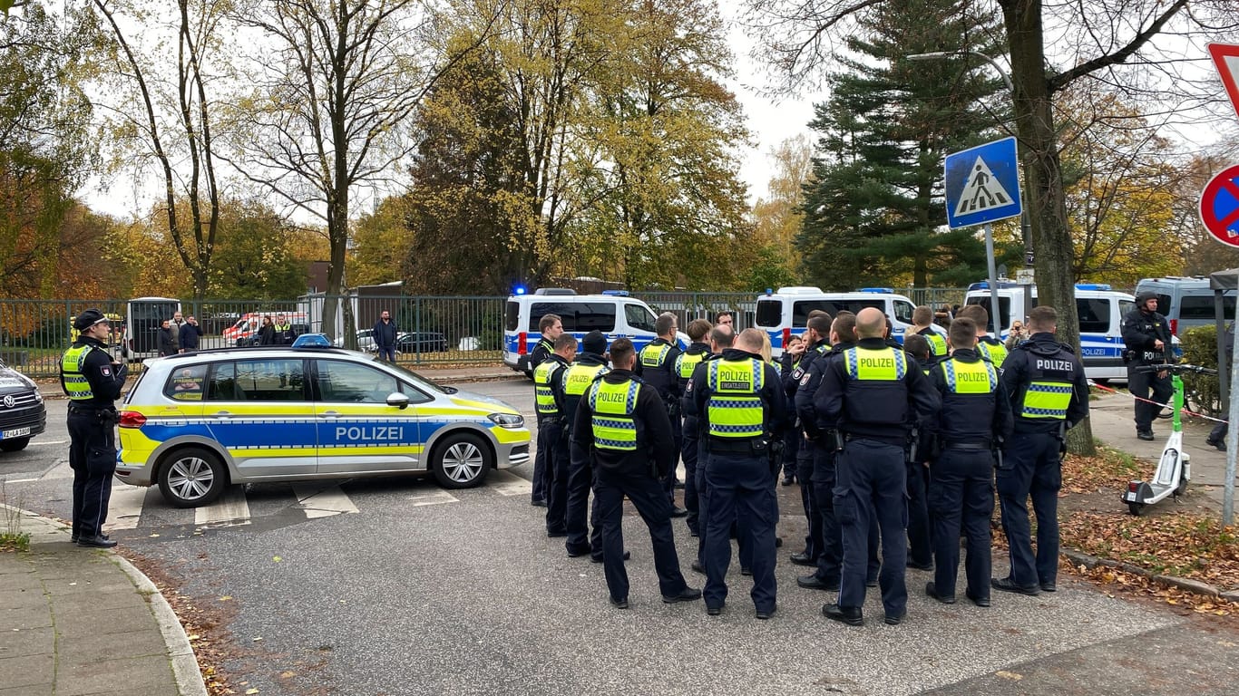 Ein Großaufgebot von Polizeikräften in der Frahmstraße: Die Suche nach den möglichen Tätern läuft.