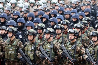 Soldaten der chinesischen Armee (Archivbild): Die Regierung in Peking scheint besorgt wegen der Entwicklung in Myanmar zu sein.