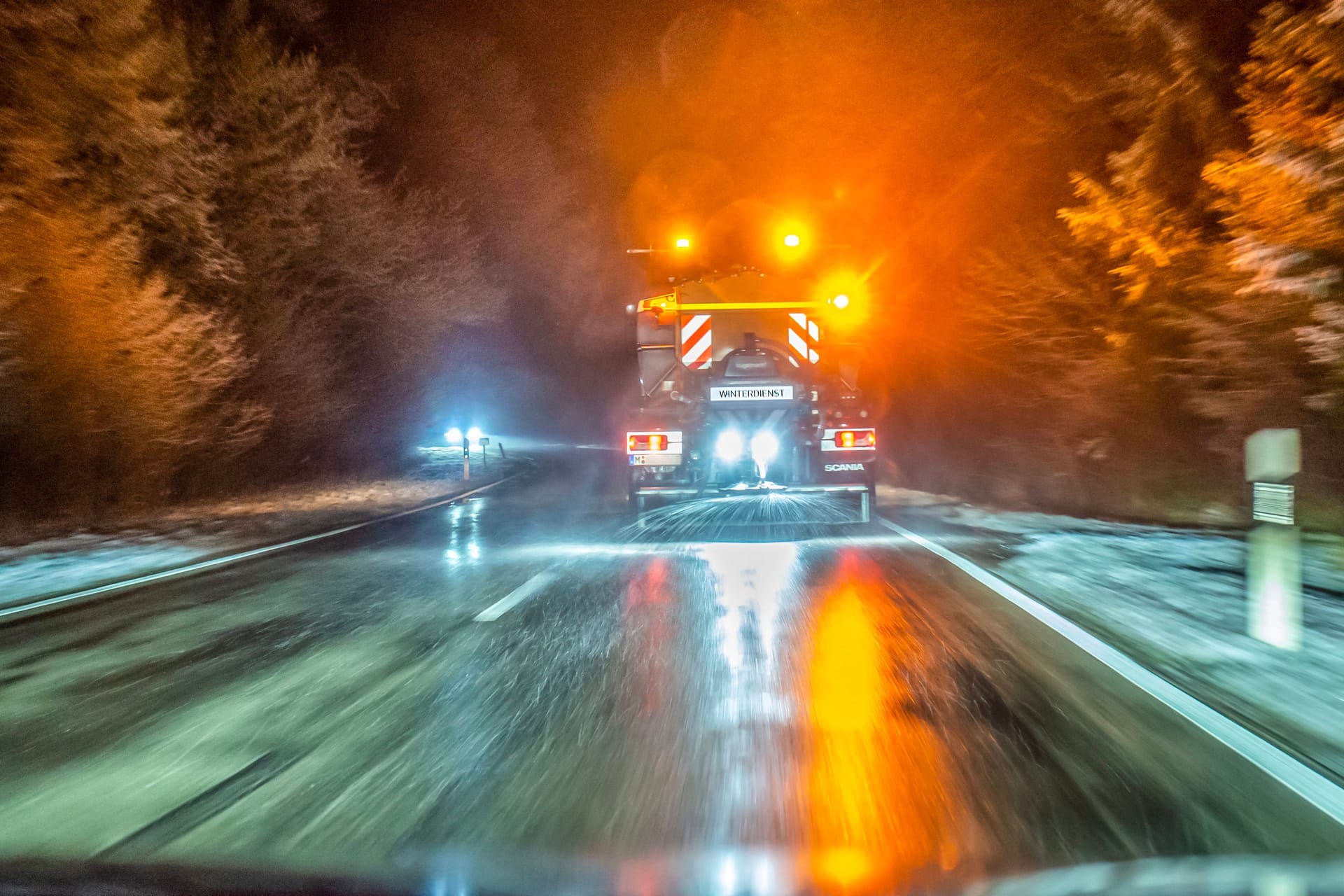 Ein Streufahrzeug ist auf einer Landstraße bei München unterwegs (Archivbild): In den kommenden Tagen ist in Bayern mit Frost und Glätte zu rechnen.