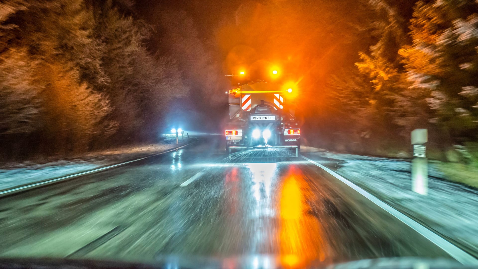 Ein Streufahrzeug ist auf einer Landstraße bei München unterwegs (Archivbild): In den kommenden Tagen ist in Bayern mit Frost und Glätte zu rechnen.