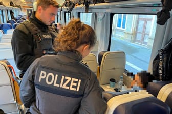 Zwei Bundespolizisten in Furth im Wald während der Kontrolle im Zug: Dieser verbindet Prag und München – immer wieder sitzen darin auch illegale Eingereiste.