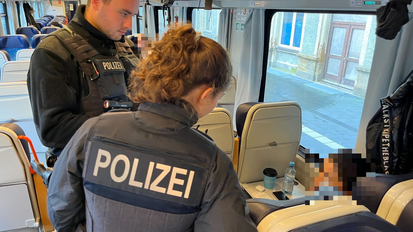 Zwei Bundespolizisten in Furth im Wald während der Kontrolle im Zug: Dieser verbindet Prag und München – immer wieder sitzen darin auch illegale Eingereiste.