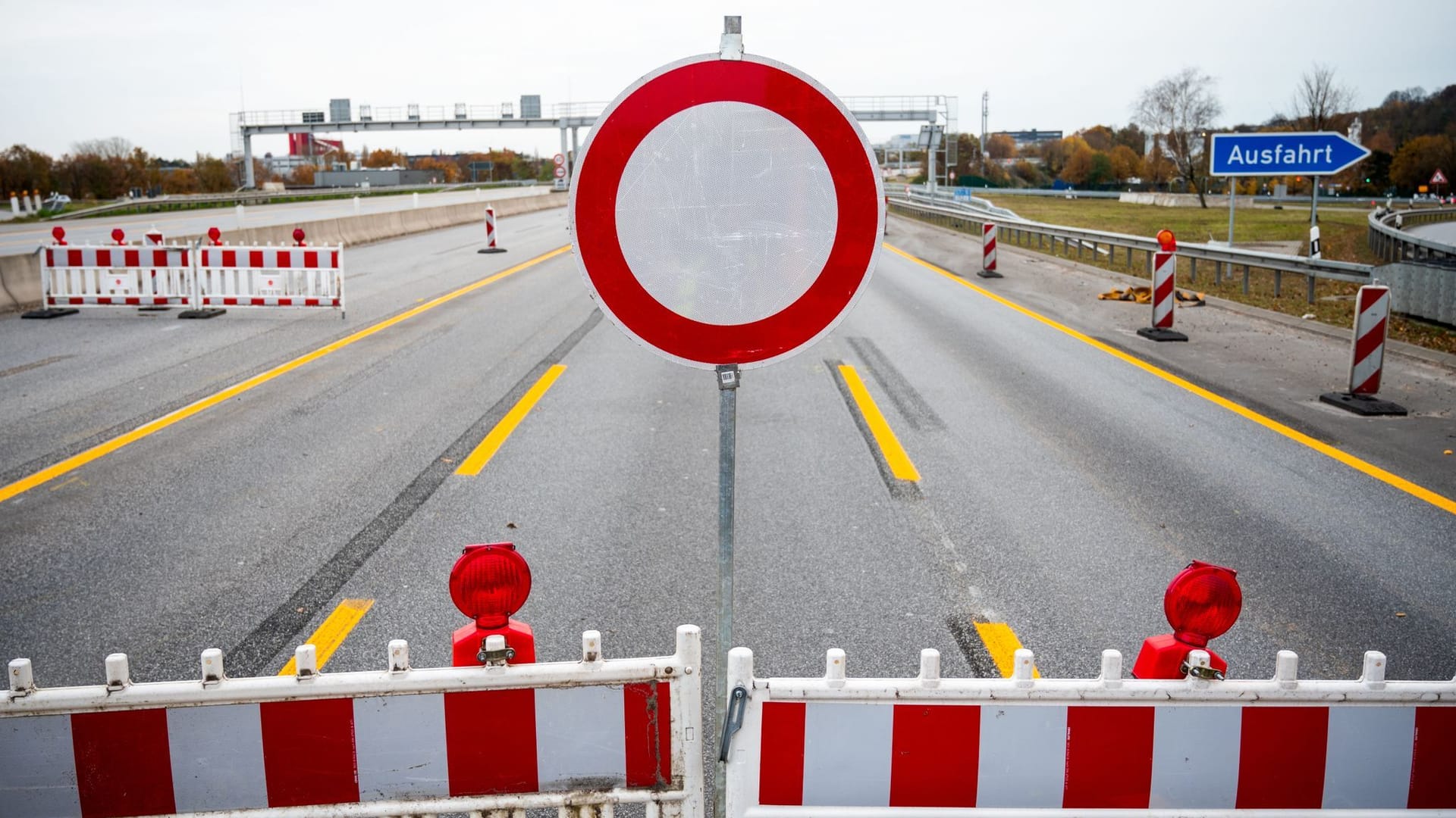 Absperrbaken und Schilder stehen auf der Autobahn A7: Die A7 mit dem Elbtunnel ist am Wochenende zwischen Hamburg-Heimfeld und Hamburg-Volkspark gesperrt.