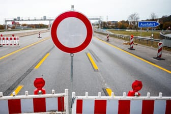 Absperrbaken und Schilder stehen auf der Autobahn A7: Die A7 mit dem Elbtunnel ist am Wochenende zwischen Hamburg-Heimfeld und Hamburg-Volkspark gesperrt.