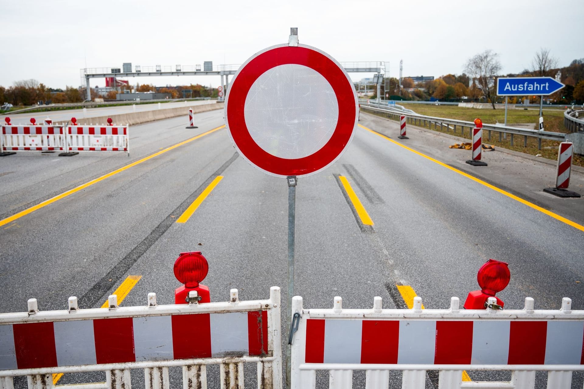 Absperrbaken und Schilder stehen auf der Autobahn A7: Die A7 mit dem Elbtunnel ist am Wochenende zwischen Hamburg-Heimfeld und Hamburg-Volkspark gesperrt.