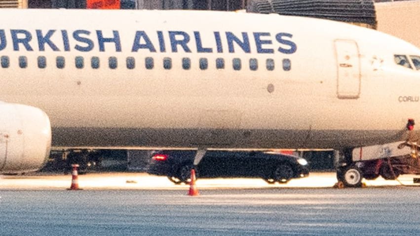 Szene aus der Nacht des Geiseldramas am Airport (Archivfoto): Der Entführer wollte erzwingen, dass ein Flugzeug ihn mit seiner Tochter in die Türkei bringt.