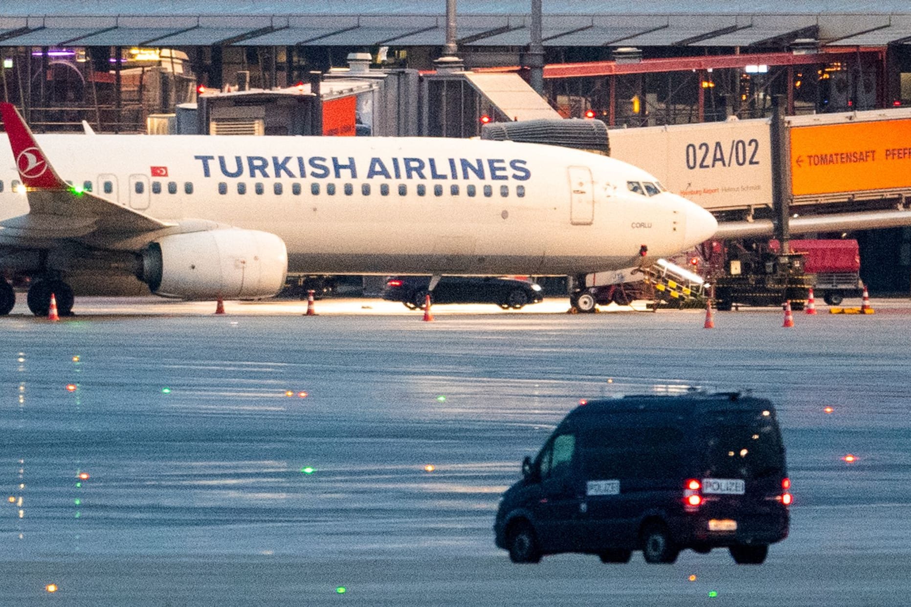 Szene aus der Nacht des Geiseldramas am Airport (Archivfoto): Der Entführer wollte erzwingen, dass ein Flugzeug ihn mit seiner Tochter in die Türkei bringt.
