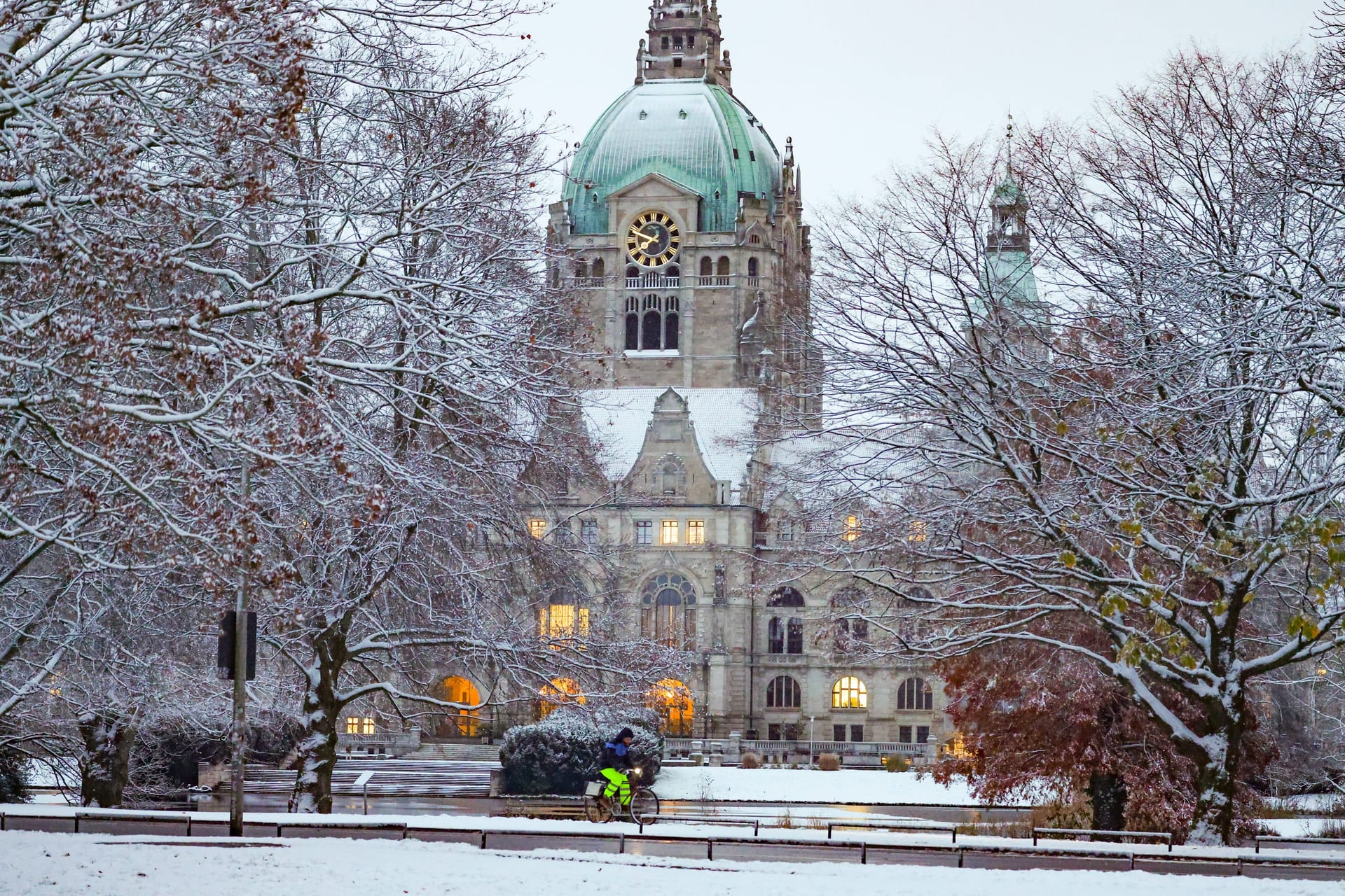 Wintereinbruch in der Landeshauptstadt Hannover: In Niedersachsen ist auch in den kommenden Tagen mit Schneeregen zu rechnen.