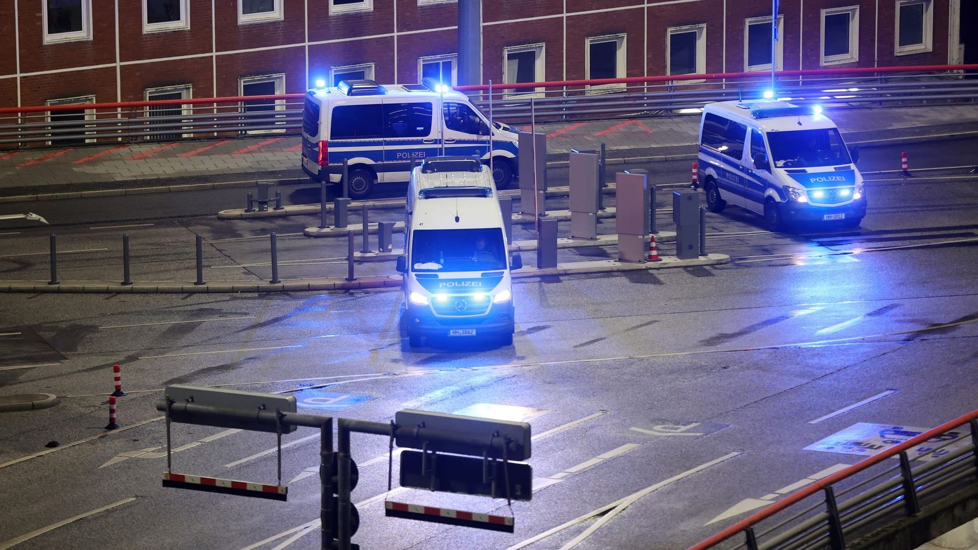 Einsatzkräfte während der Geiselnahme am Hamburger Flughafen: Nach rund 20 Stunden ergab sich der Mann schließlich widerstandslos. Einsatzkräfte während der Geiselnahme am Hamburger Flughafen: Nach rund 20 Stunden ergab sich der Mann schließlich widerstandslos.