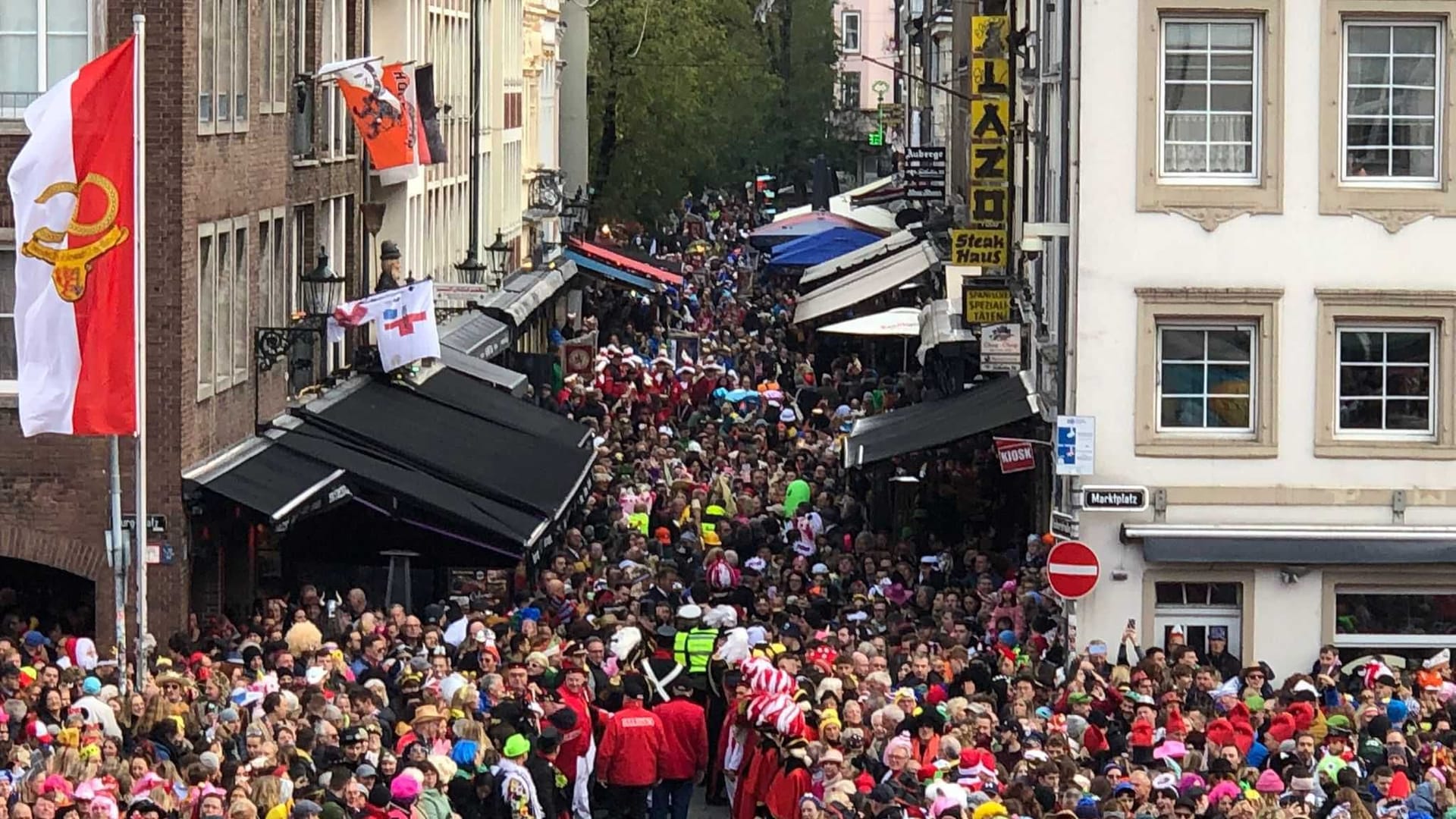 Dichtes Gedränge auf der Bolker Straße in der Düsseldorfer Altstadt.