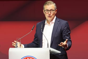Jan-Christian Dreesen: Der Vorstandsvorsitzende des FC Bayern reagiert mit einer siebenminütigen Gegenrede auf die Kritik am Ruanda-Sponsoring.
