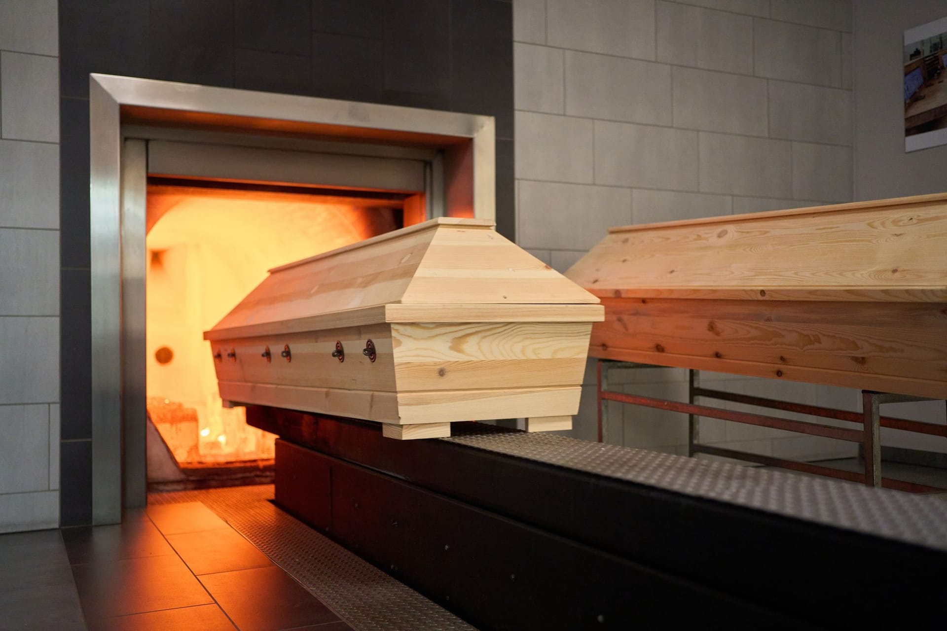 Sarg im Krematorium