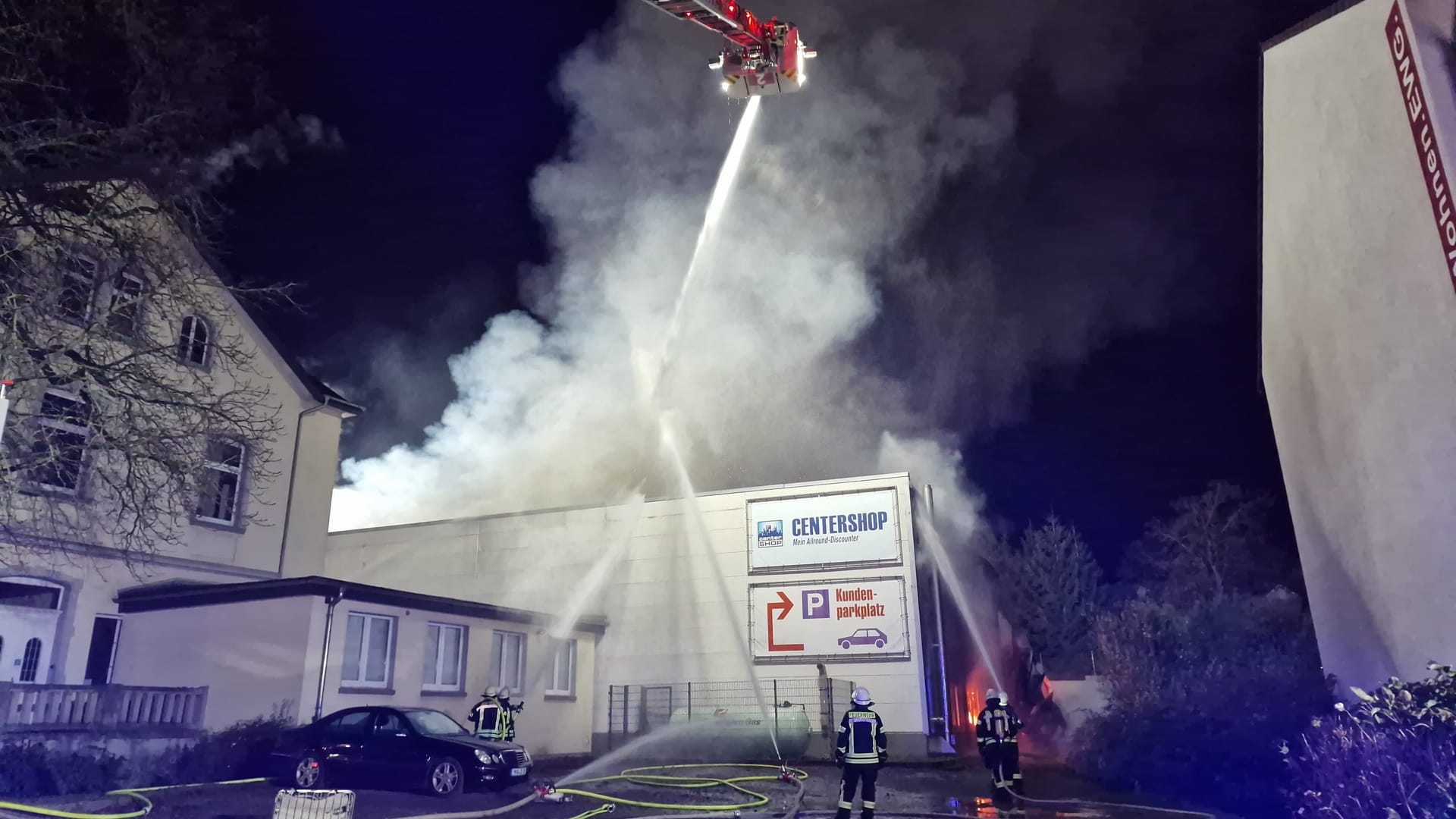 Mit drei Dreileitern gingen Einsatzkräfte gegen die Flammen vor.