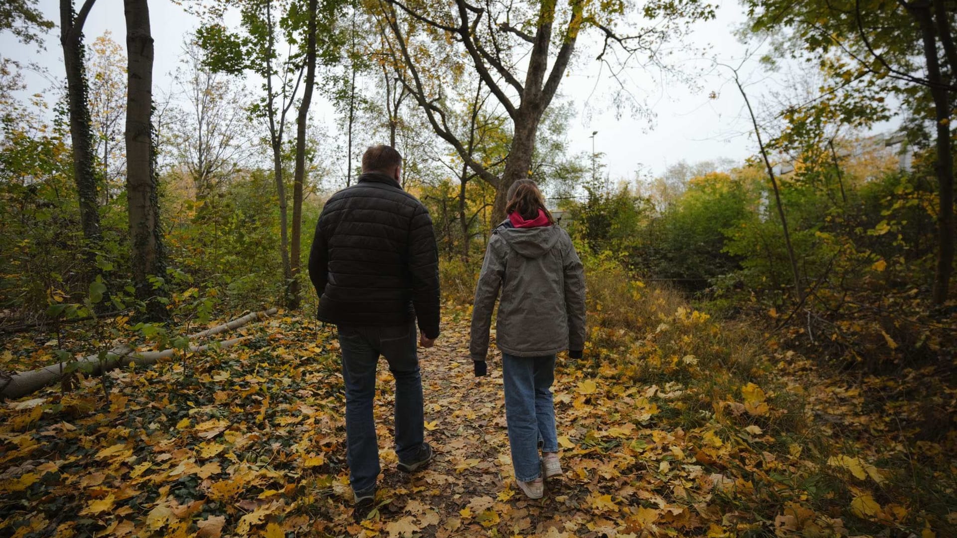 Gemeinsam kehren Emma und ihr Vater an den Ort zurück, an dem die Zwölfjährige von einem Unbekannten attackiert worden war.