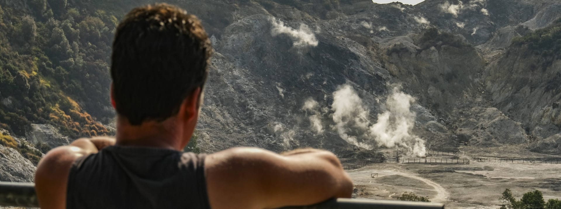 Ein Tourist blickt auf den Krater des Solfatare: Der Solfatare gehört zu den vierzig Vulkanen der Phlegräischen Felder in Italien.