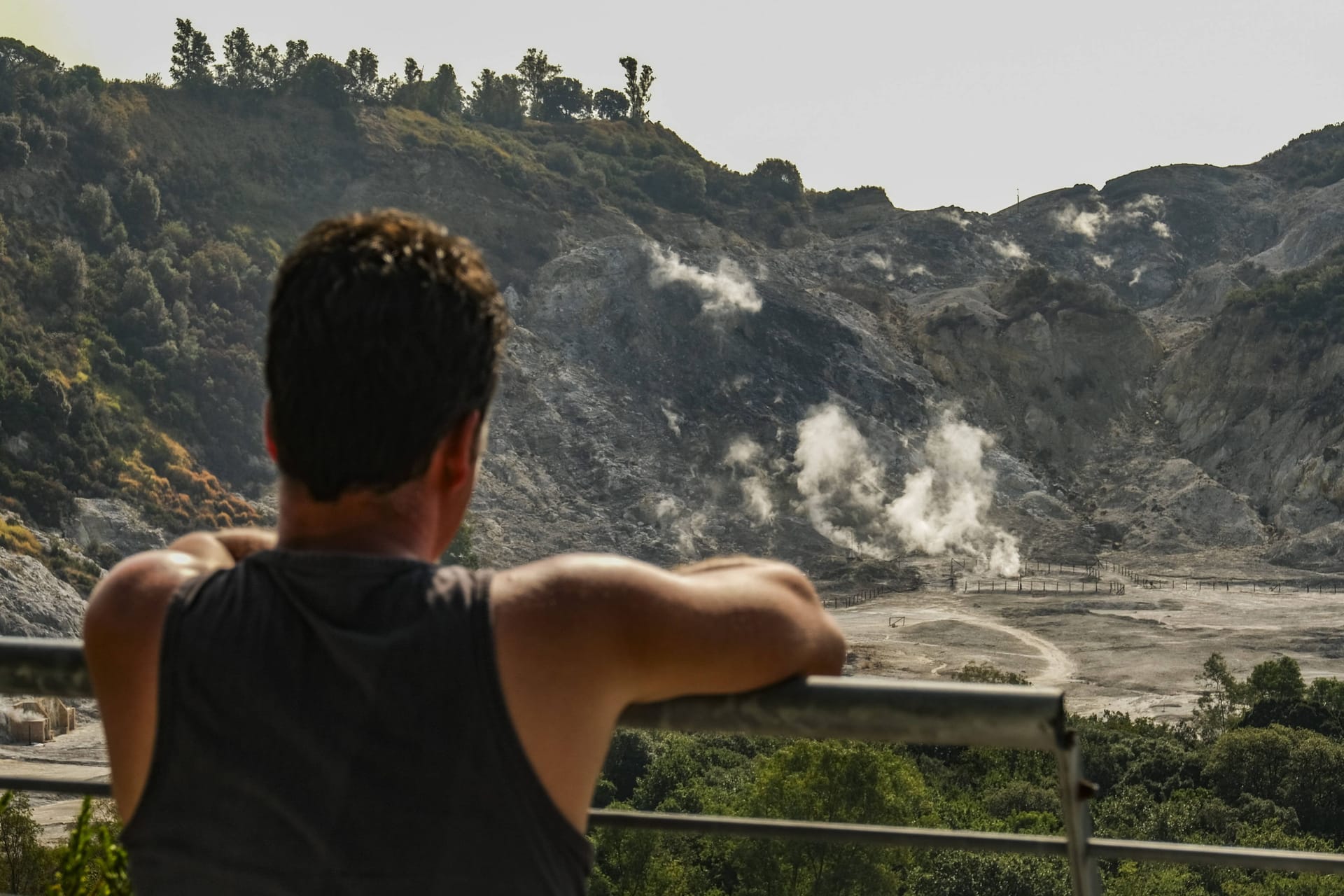 Ein Tourist blickt auf den Krater des Solfatare: Der Solfatare gehört zu den vierzig Vulkanen der Phlegräischen Felder in Italien.