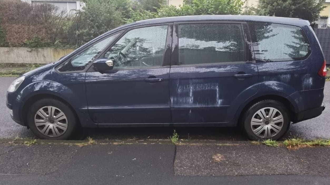 Das ehemalige Auto der Tracksrunner: Unbekannte beschädigten das Fahrzeug mehrmals, sprühten unter anderem ein Hakenkreuz auf die Seite.