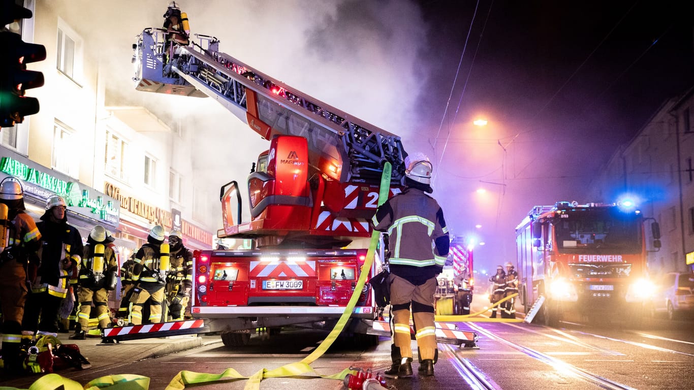 Wohnungsbrand in Essen-Altendorf: Mehrere Personen kamen mit Rauchgasvergiftungen ins Krankenhaus.