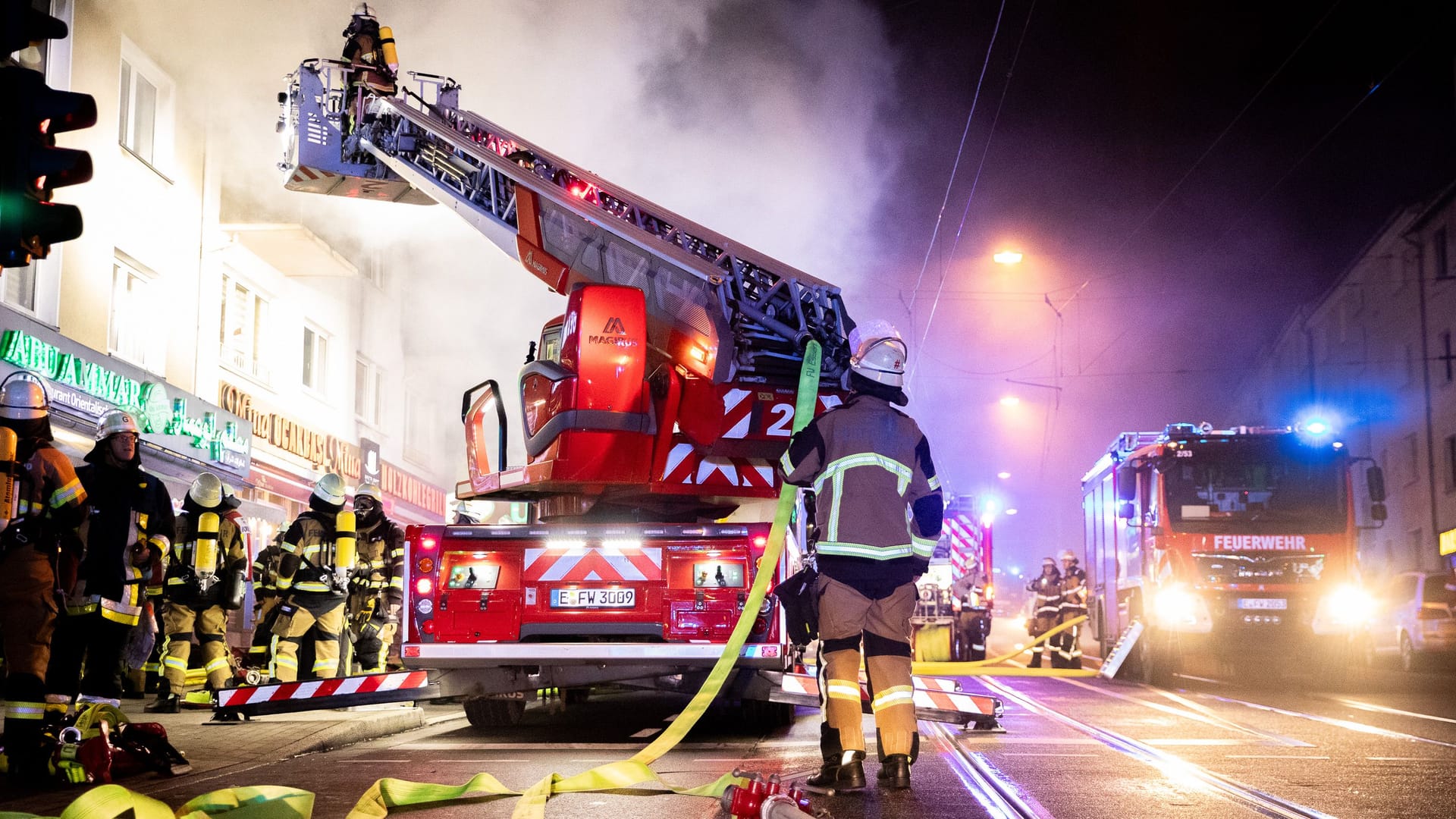 Wohnungsbrand in Essen-Altendorf: Mehrere Personen kamen mit Rauchgasvergiftungen ins Krankenhaus. Wohnungsbrand in Essen-Altendorf: Mehrere Personen kamen mit Rauchgasvergiftungen ins Krankenhaus.