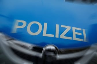 Die Polizei in Ansbach hat es mit einem gewalttätigen 17-Jährigen zu tun bekommen.