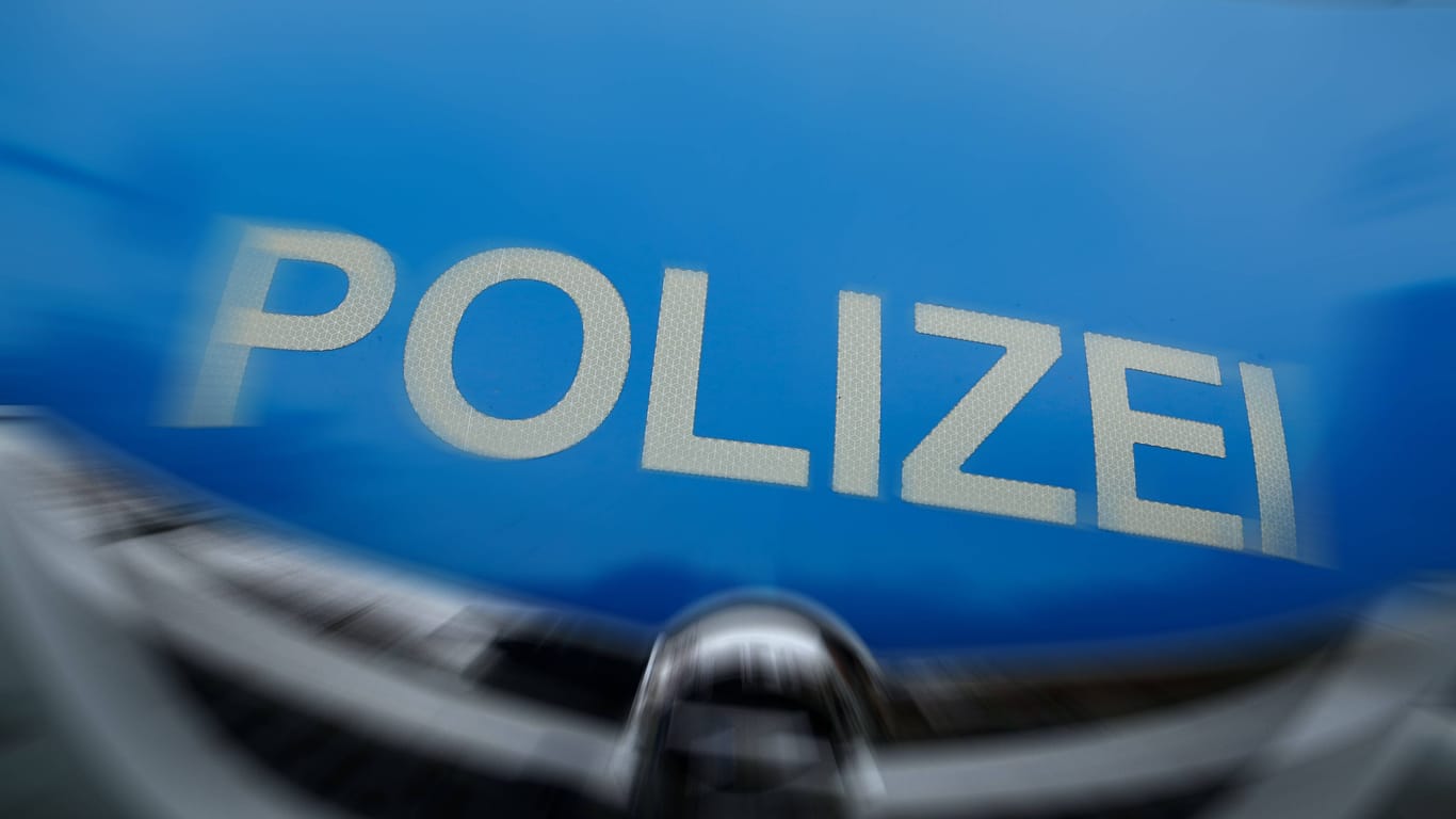 Die Polizei in Ansbach hat es mit einem gewalttätigen 17-Jährigen zu tun bekommen.