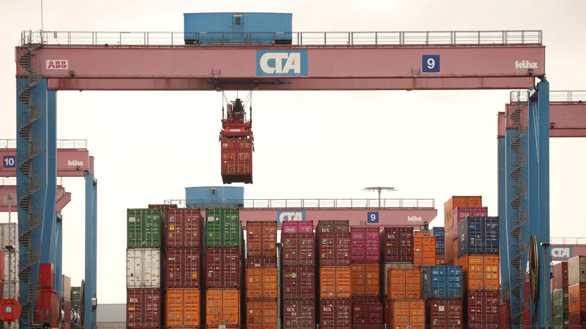 Arbeiten im Hamburger Hafen (Archivfoto): Die HHLA-Mitarbeiter wehren sich gegen den vereinbarten MSC-Einstieg. Arbeiten im Hamburger Hafen (Archivfoto): Die HHLA-Mitarbeiter wehren sich gegen den vereinbarten MSC-Einstieg.