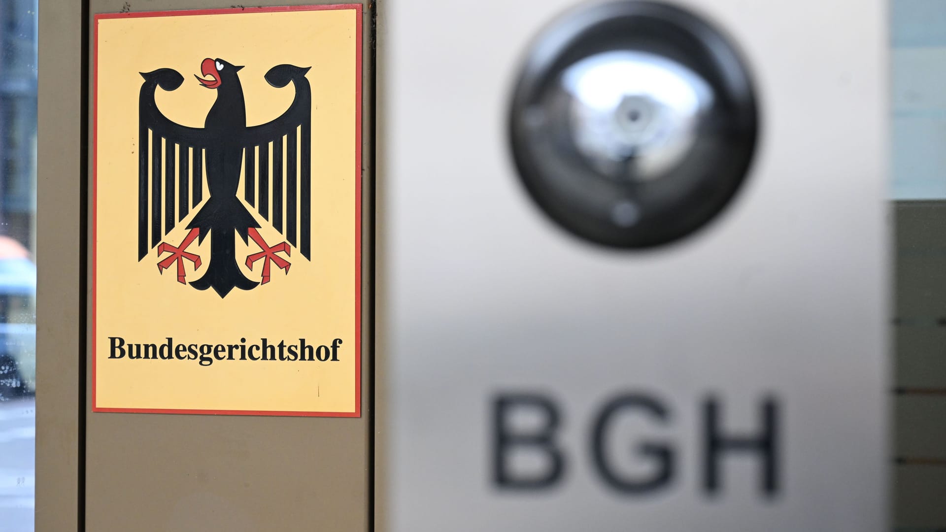 Schild mit dem Bundesadler und dem Schriftzug "Bundesgerichtshof": Der BGH befasst sich am Dienstag mit einer Klausel zu Abschluss- und Vermittlungskosten in einem Riestervertrag.