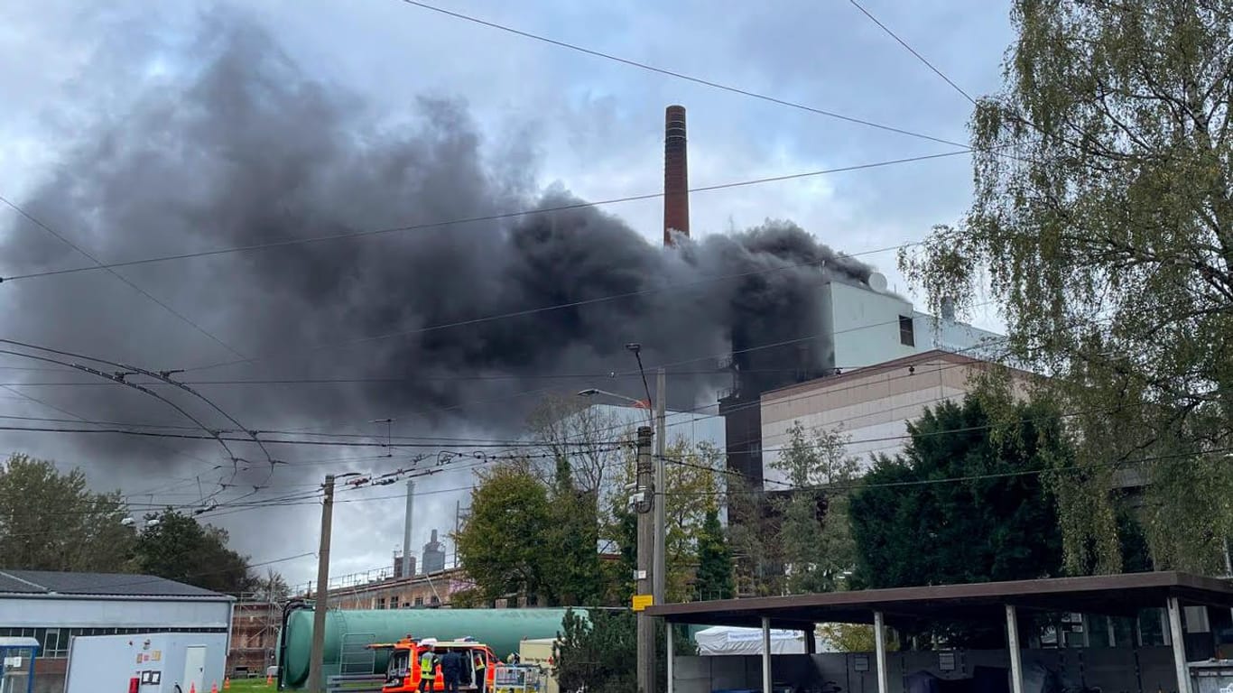 Eine dichte Rauchsäule stand am Samstag über Solingen: Einsatzkräfte der Feuerwehr löschten den Brand eines Müllheizkraftwerks später auch von einer Drehleiter aus.