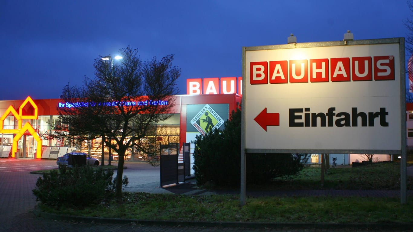 Eine Bauhaus-Filiale im Dunkeln (Symbolbild): Wie die drei Frauen in die Lage kamen, ist unklar. Eine Bauhaus-Filiale im Dunkeln (Symbolbild): Wie die drei Frauen in die Lage kamen, ist unklar.