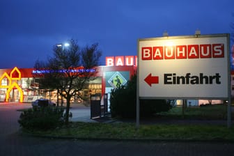 Eine Bauhaus-Filiale im Dunkeln (Symbolbild): Wie die drei Frauen in die Lage kamen, ist unklar.