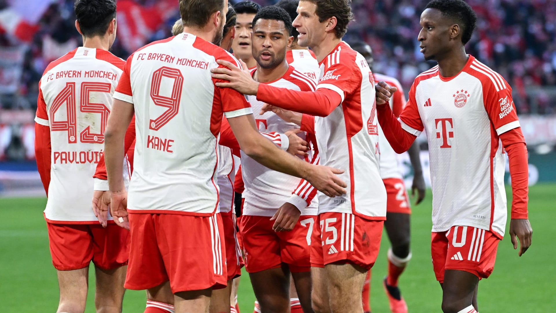 Der FC Bayern erobert mit dem 4:2 gegen Heidenheim die Tabellenführung, zeigt dabei aber zwischenzeitlich zwei Gesichter. Das spiegelt sich auch in den Noten für die Stars des Rekordmeisters wider. Harry Kane setzt seinen Lauf fort, ein anderer Münchner patzt schwer. Die Einzelkritik.