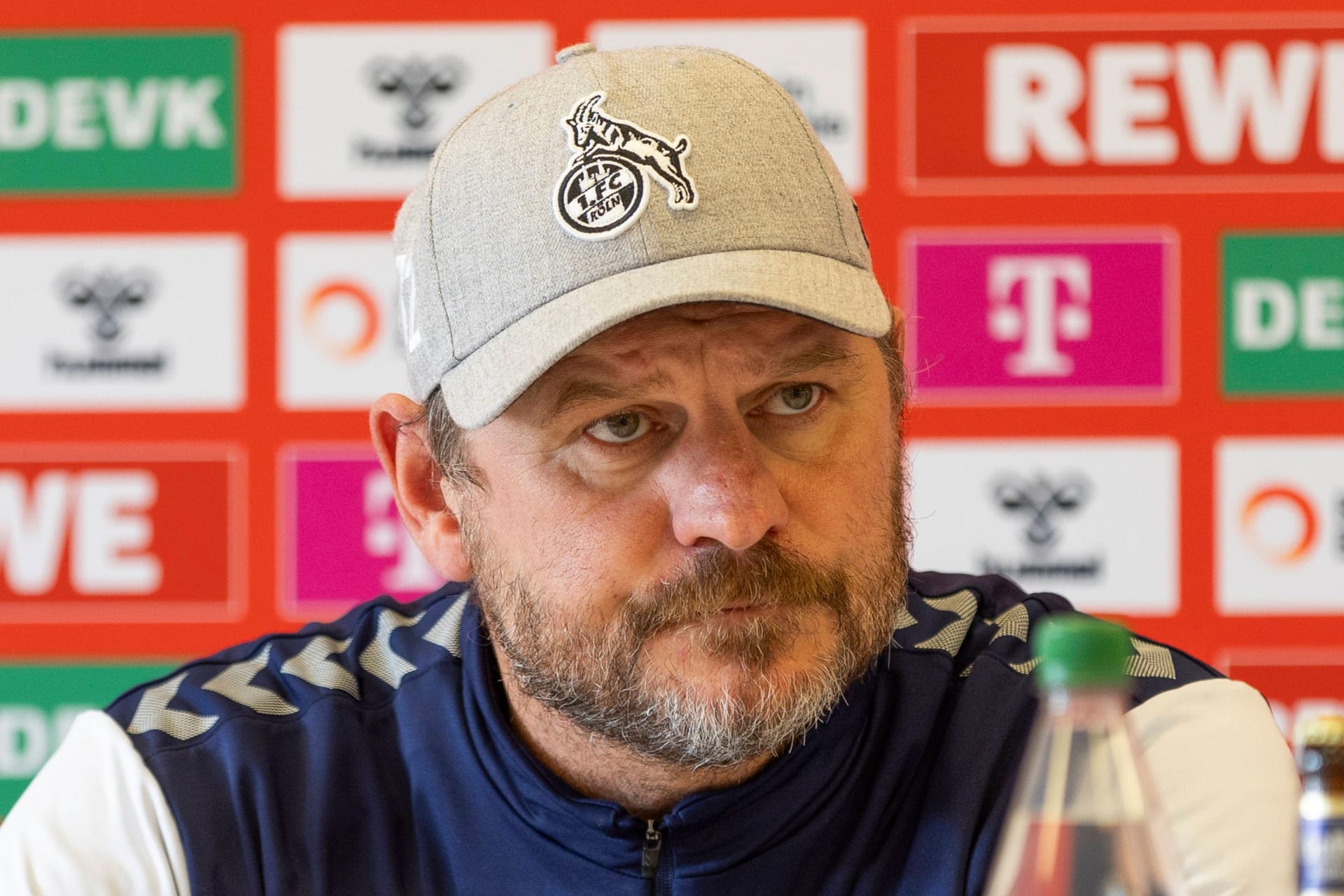 Pressekonferenz des 1. FC Köln vor dem Spiel gegen den FC Augsburg: Trainer Steffen Baumgart fordert von seinem Team Siegeswille.