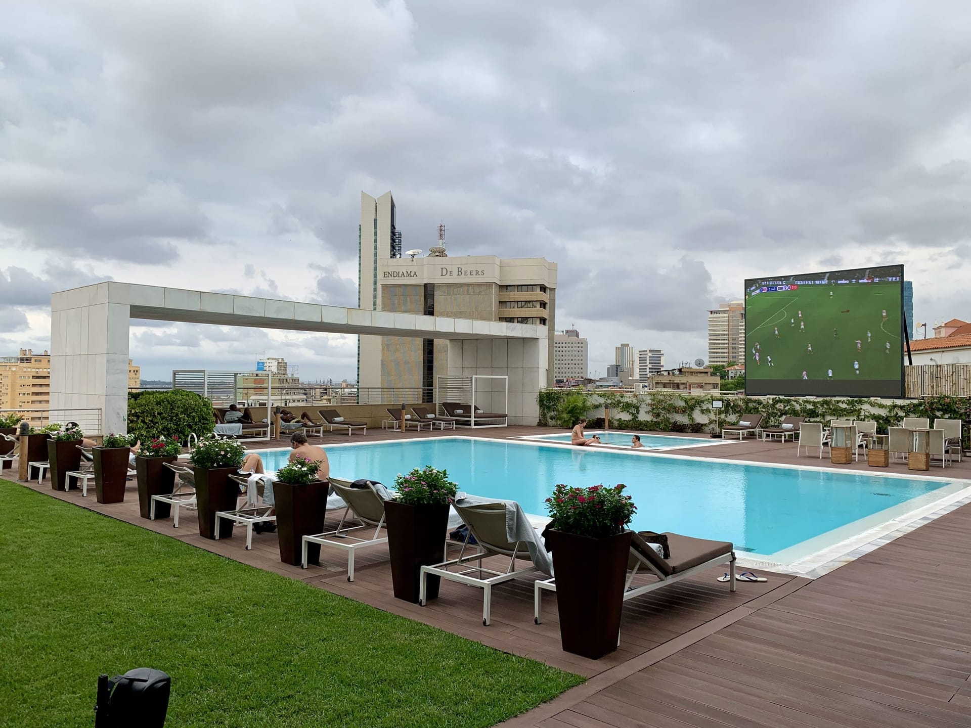 Rooftop-Bar in Luanda, Angola.