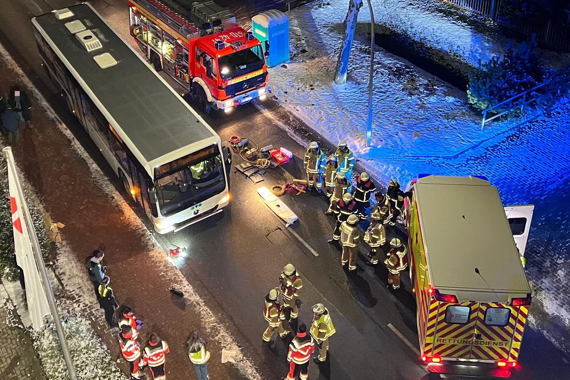 Unfallstelle in Stade am Abend: Der verunglückte Mann starb noch am Unfallort.