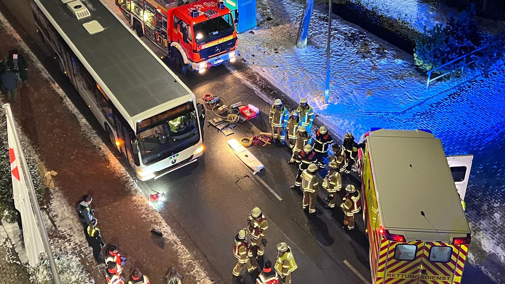 Unfallstelle in Stade am Abend: Der verunglückte Mann starb noch am Unfallort.