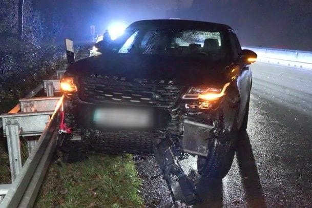 Der verunfallte Audi auf der A42: Ein Überholmanöver ging schief.