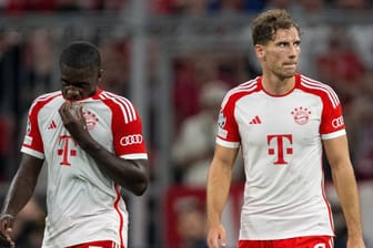 Dayot Upamecano (links) und Leon Goretzka: Die beiden angeschlagenen Bayern-Star sind zumindest mit nach Dortmund gereist.