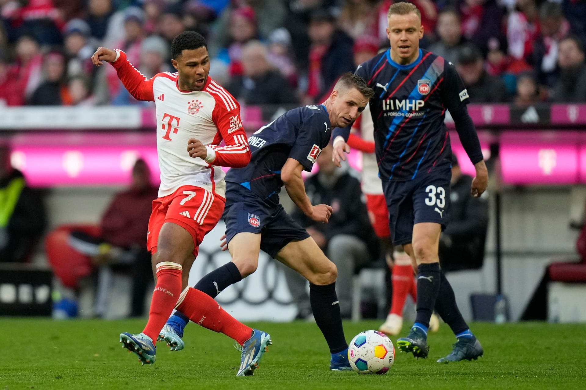 Serge Gnabry (bis 60. Minute): Bekam eine Chance in der Startelf. Brauchte ziemlich lange Anlaufzeit, um die Tauben, die es sich auf der Grundlinie des linken Flügels gemütlich gemacht hatten, mit einer Offensivaktion zu verscheuchen. Leitete Sarrs Großchance mit seinem Pass auf Müller ein. Ansonsten wenig wirkungsvoll. Wartet seit Mai auf einen Bundesligatreffer. Note 4