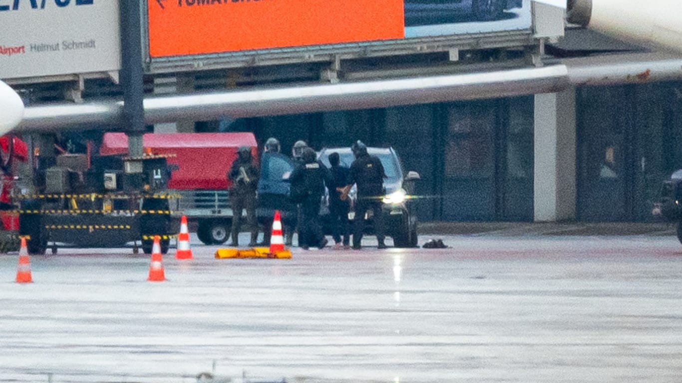 Festnahme des Geiselnehmers am Hamburger Airport (Archivfoto): Ermittler sind sicher, dass er seine Exfrau jahrelang terrorisiert hatte.