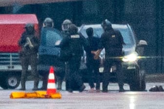 Festnahme des Geiselnehmers am Hamburger Airport (Archivfoto): Ermittler sind sicher, dass er seine Exfrau jahrelang terrorisiert hatte.