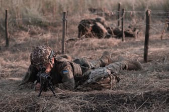 Ukrainische Soldaten (Symbolbild): Es soll intensive Kämpfe auf der von Russland besetzten Seite des Flusses Dnipro geben.