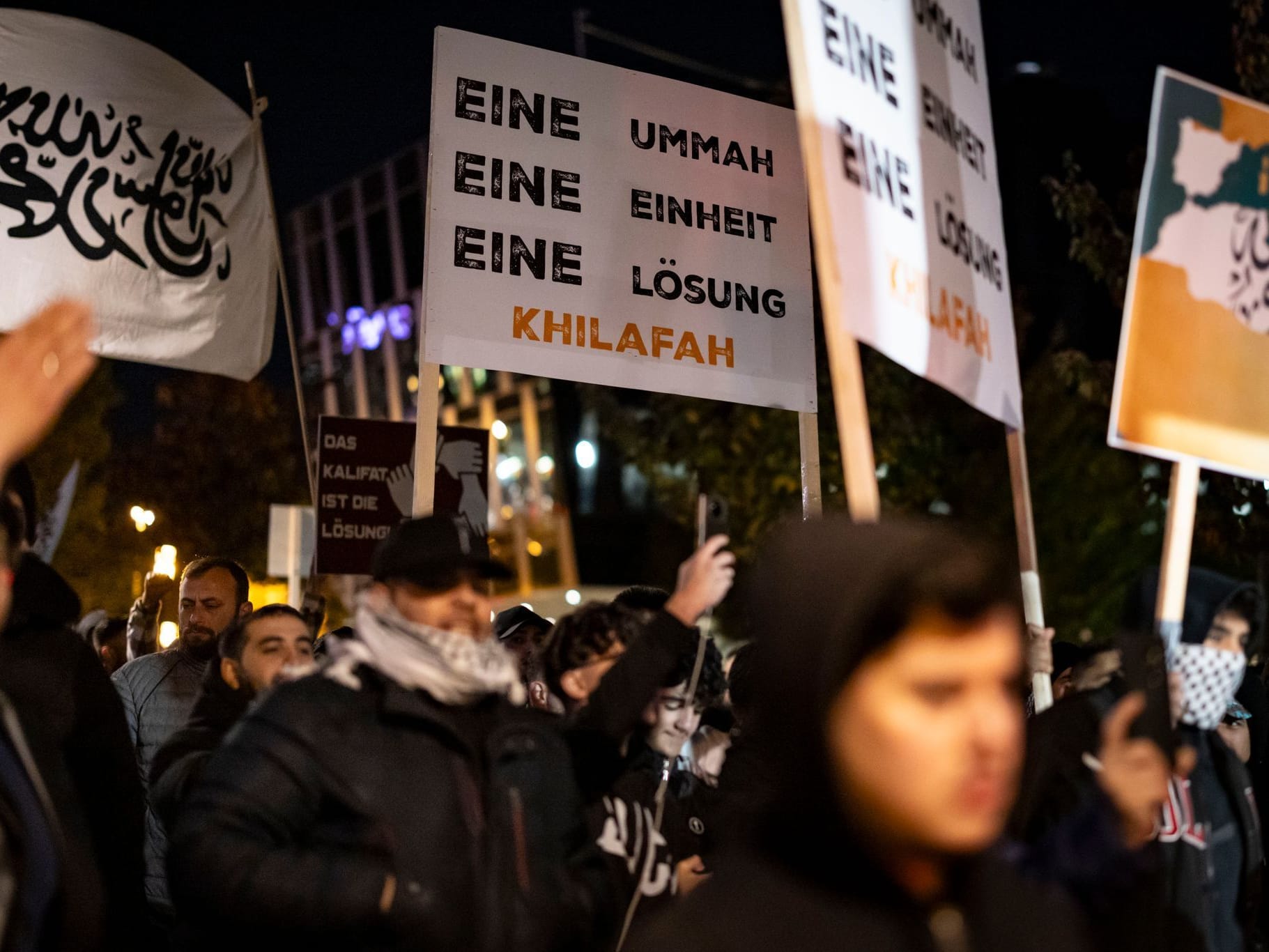 Großdemonstration in Essen: Schilder und Fotos werden bei der Pro-Palästina Kundgebung "Gaza unter Beschuss - gemeinsam gegen das Unrecht" gezeigt.