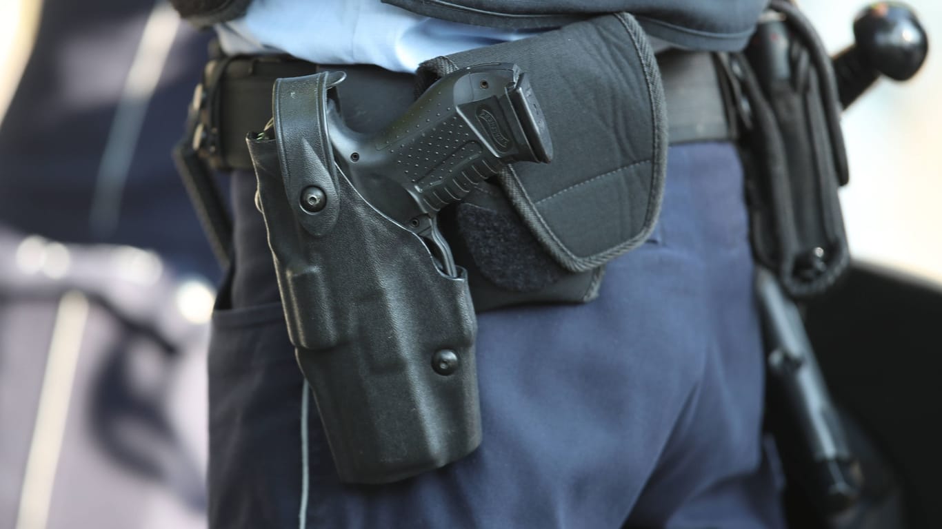 Ein Polizist trägt eine Dienstwaffe am Körper (Symbolbild): Die Berliner Polizisten haben in den vergangenen zwei Jahren etliche Einsatzmittel verloren.