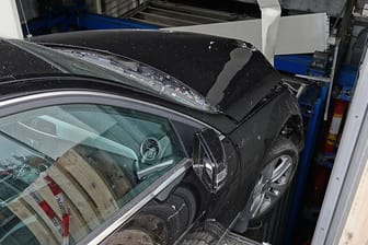 Unfall in Sachsen: Der Mercedes landete mit den Vorderrädern auf dem Aufzug.