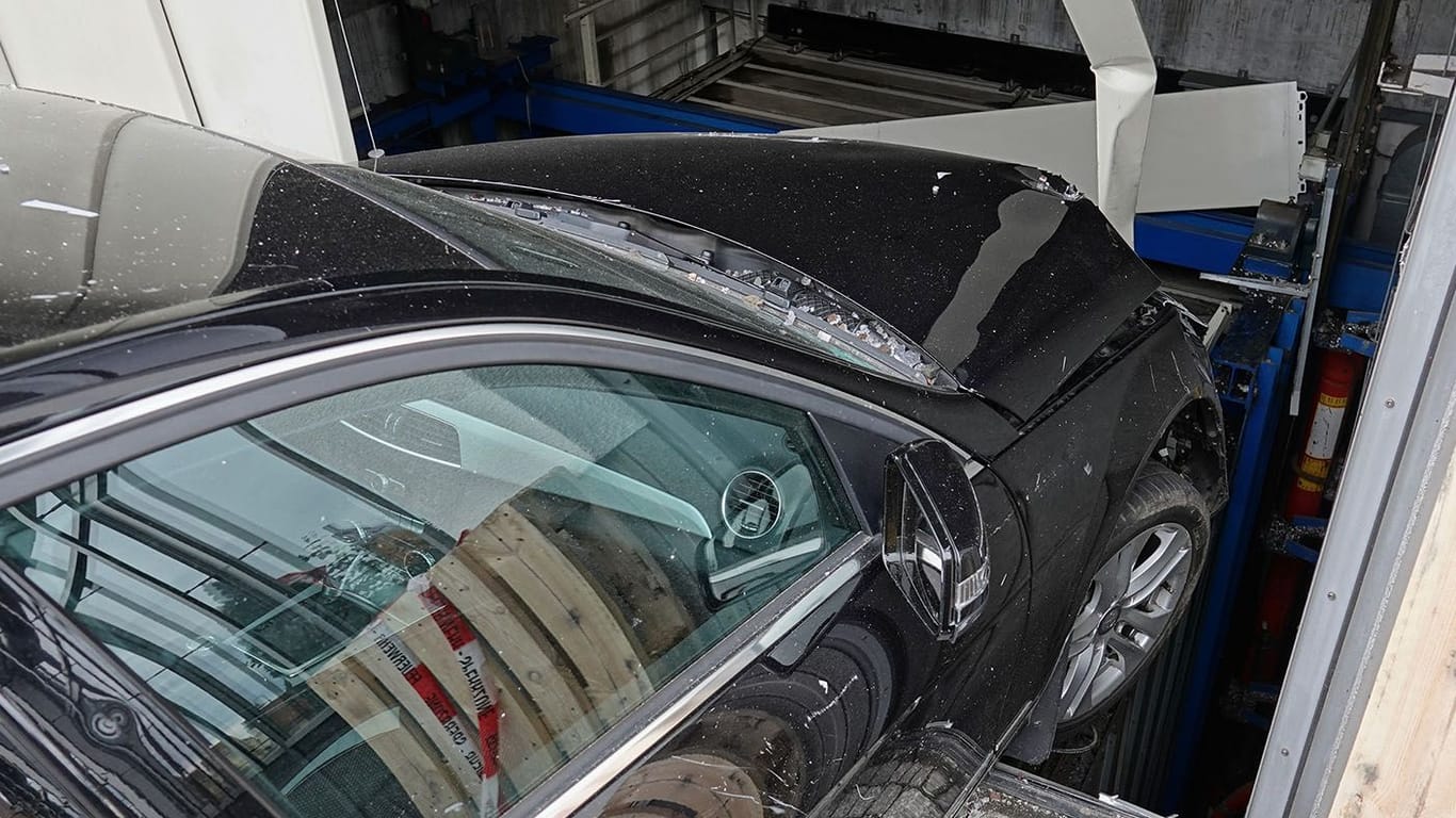 Unfall in Sachsen: Der Mercedes landete mit den Vorderrädern auf dem Aufzug.