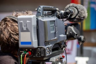 Eine TV-Kamera bei einer Übertragung (Symbolbild): In London wurde ein Reporter nach eigenen Angaben während einer Live-Schalte bestohlen.