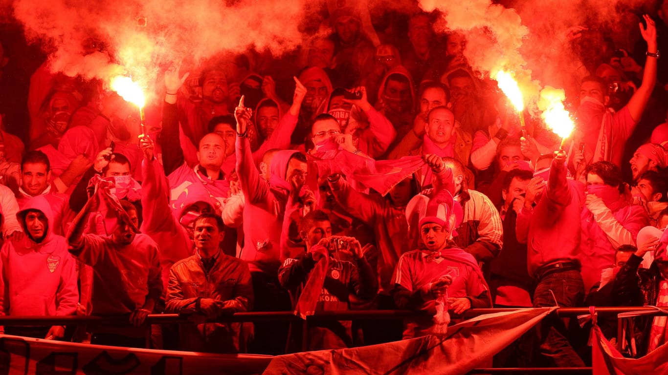 Szene vom letzten Aufeinandertreffen in Berlin im Oktober 2010: Türkische Fans zünden Pyrotechnik im Olympiastadion.