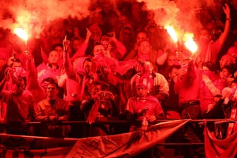 Szene vom letzten Aufeinandertreffen in Berlin im Oktober 2010: Türkische Fans zünden Pyrotechnik im Olympiastadion.