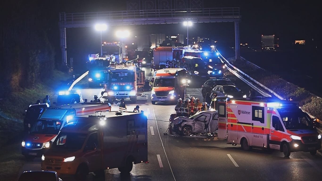Schwerer Verkehrsunfall auf der Autobahn A81 in Fahrtrichtung Leonberg, kurz nach dem Auffahrtsbereich Mundelsheim: Mehrere Menschen wurden verletzt.