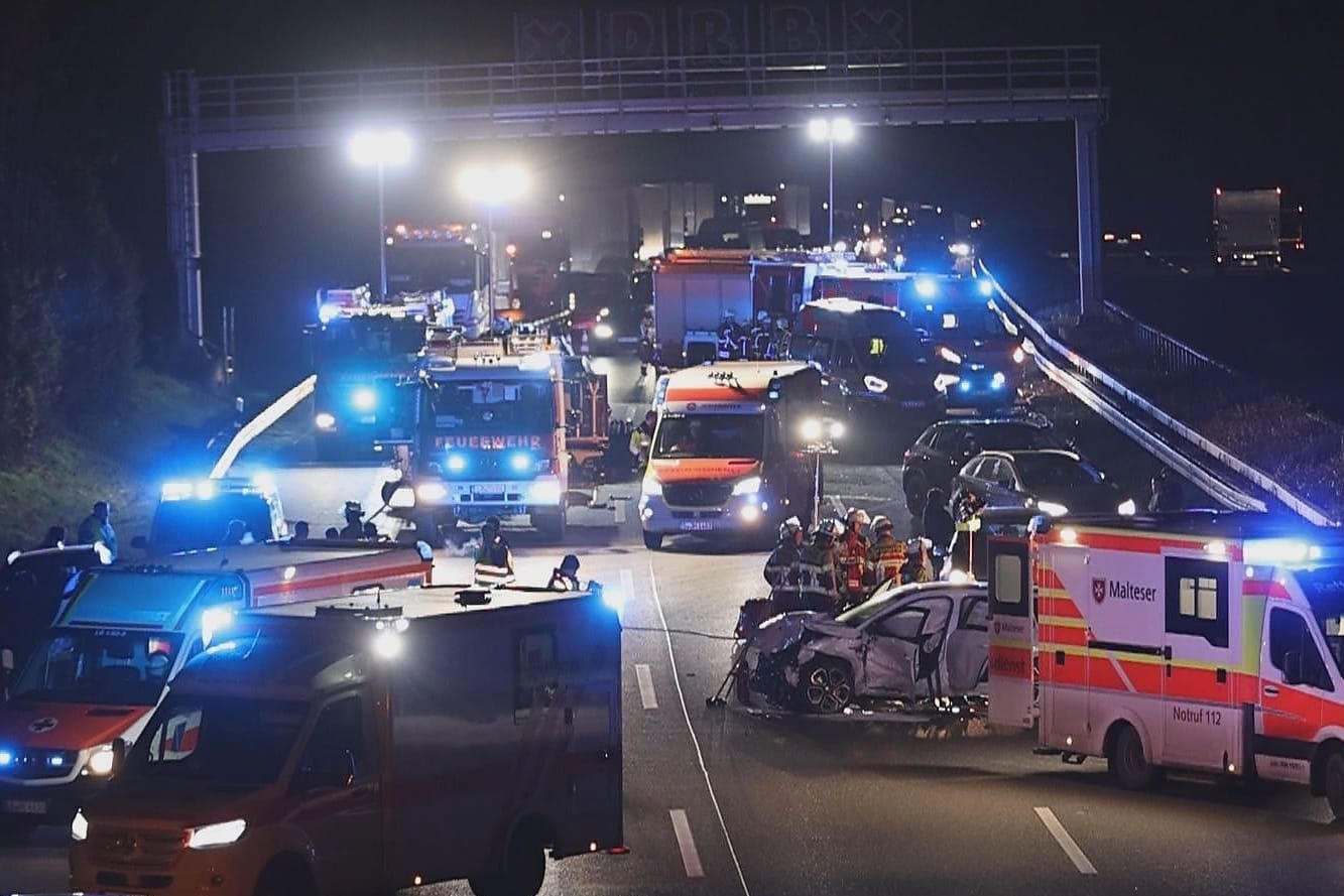 Schwerer Verkehrsunfall auf der Autobahn A81 in Fahrtrichtung Leonberg, kurz nach dem Auffahrtsbereich Mundelsheim: Mehrere Menschen wurden verletzt.